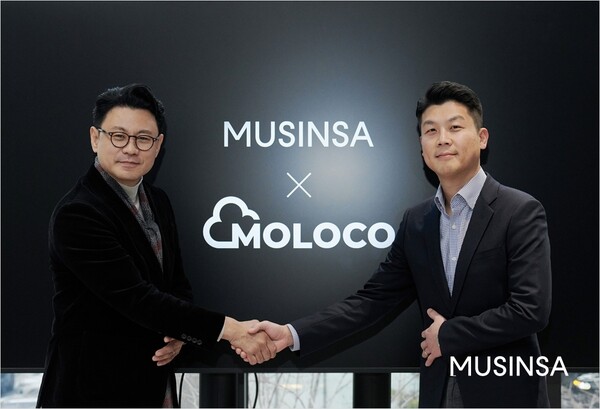 ▲서울 성수동 무신사 N1에서 열린 업무협약식에서 무신사 전준희 테크부문장(사진 왼쪽)과 몰로코 아태지역 김이영 부사장이 기념 촬영하는 모습. ⓒ무신사