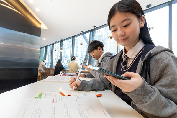 ▲모델이 KT 인공지능(AI) 문제풀이 ‘콴다’ 구독 서비스를 이용하는 모습ⓒKT