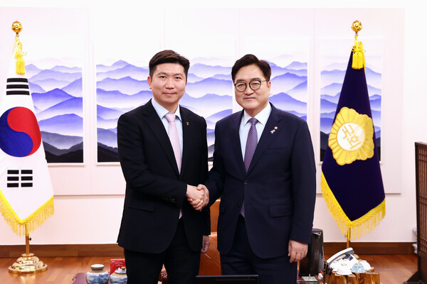 ▲우원식 국회의장(사진 오른쪽)이 유승민 신임 대한체육회장 당선인을 만나 축하 인사를 전했다. ⓒ국회