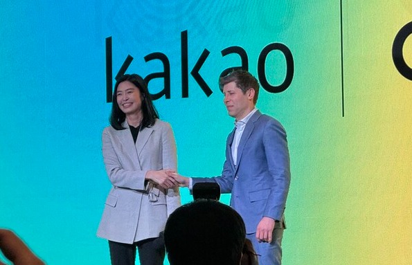 ▲정신아 카카오 대표와 샘 울트먼 오픈AI CEO가 4일 서울 중구 더 플라자에서 열린 공동 기자간담회에서 기념촬영을 하고 있다. ⓒ윤서연 기자