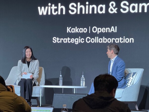 ▲정신아 카카오 대표와 샘 올트먼 오픈AI CEO가 4일 서울 더플라자호텔서 열린 기자간담회에서 대담을 나누고 있다. ⓒ윤서연 기자