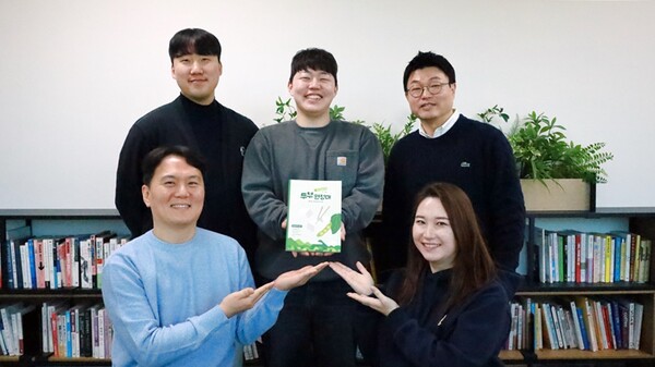 ▲푸드디깅 북 두부원정대 저자인 임직원 5명이 책을 선보이고 있다. ⓒ삼성웰스토리