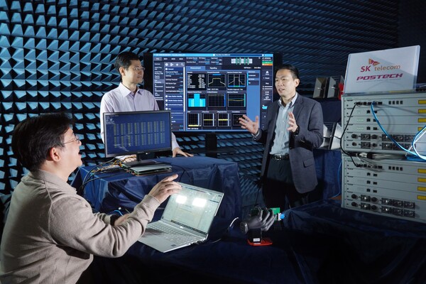 ▲SKT 연구원과 홍 교수팀이 포스텍 연구실에서 해당 기술을 시험하는 모습ⓒSK텔레콤