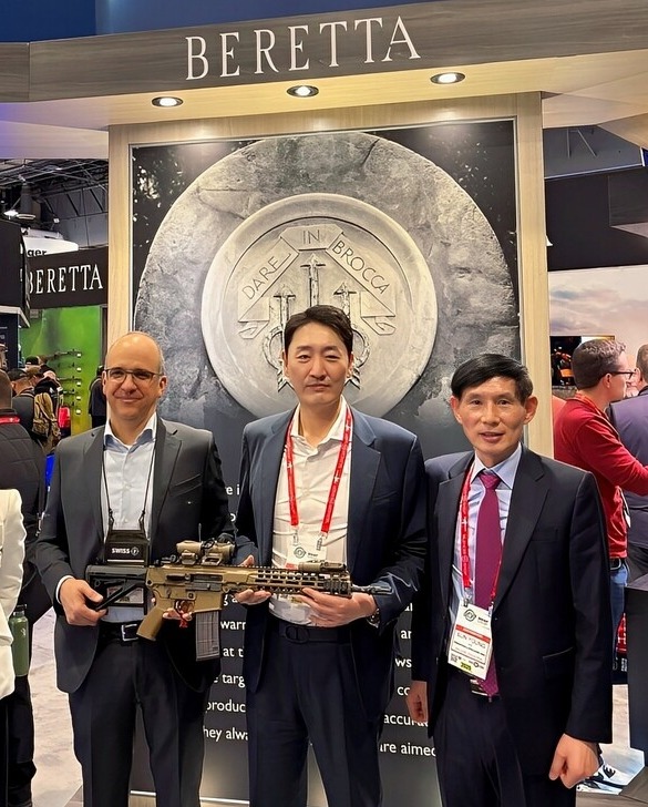 ▲변성준 한컴그룹 부회장(가운데)와 김선영 한컴라이프케어 대표(오른쪽), 베레타 카를로 페를리토 회장(왼쪽)이 전시 부스에서 기념 사진을 촬영하고 있다. ⓒ한컴라이프케어