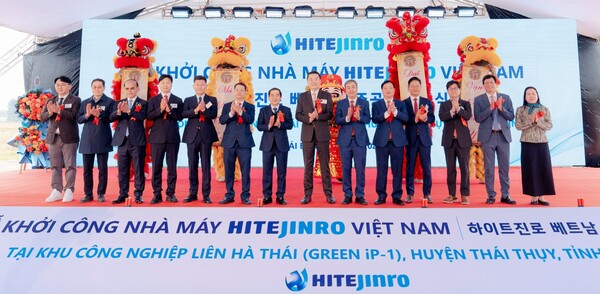 ▲지난 5일 김인규 하이트진로 대표(사진 왼쪽에서 여덟 번째)와 황정호 해외사업본부 전무(왼쪽에서 열한 번째), 정성훈 진로소주 베트남 법인장(왼쪽에서 네 번째), 응우옌 칵 탄(Nguyen Khac Than) 타이빈성 서기장(왼쪽에서 열 번째), 응우옌 마잉 흥(Nguyen Manh Hung) 타이빈성 성장(왼쪽에서 여섯 번째)을 비롯한 관계자들이 하이트진로 베트남 공장 착공식에서 기념사진을 촬영하고 있다. ⓒ하이트진로