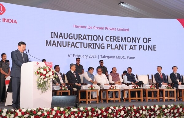 ▲신동빈 롯데그룹 회장(사진 왼쪽)이 인도 푸네 신공장 준공식에서 축사를 하고 있다. ⓒ롯데