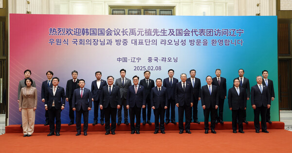 ▲우원식 의장(사진 가운데)과 대표단이 기념촬영을 하는 모습. 우 의장 우측이 하오 펑 랴오닝성 당 서기다. ⓒ국회