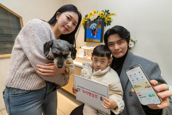 ▲모델들이 KT 제휴상품 ‘우리펫상조’를 소개하는 모습ⓒKT