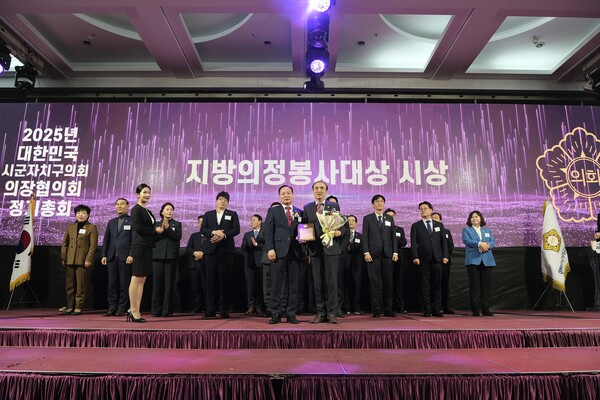 ▲서울시 마포구의회 백남환 의장(국민의힘, 성산2동·상암동)이 지난 5일 대한민국시군자치구의회 의장협의회 정기총회에서 ‘대한민국 지방의정 봉사대상’을 수상했다. ⓒ마포구의회