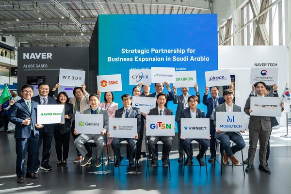 ▲10일(현지시간) LEAP 2025에서 진행된 팀네이버-K스타트업 MOU 체결 후 관계자들이 기념촬영을 하고 있다. ⓒ팀네이버