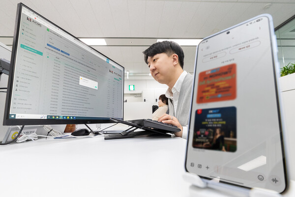 ▲KT 직원이 스팸문자 차단을 위한 시스템을 확인하는 모습ⓒKT