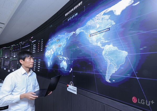 ▲LG유플러스 임직원이 고객피해방지 분석시스템을 활용해 사이버위협에 대해 관제하고 있는 모습.ⓒLG유플러스