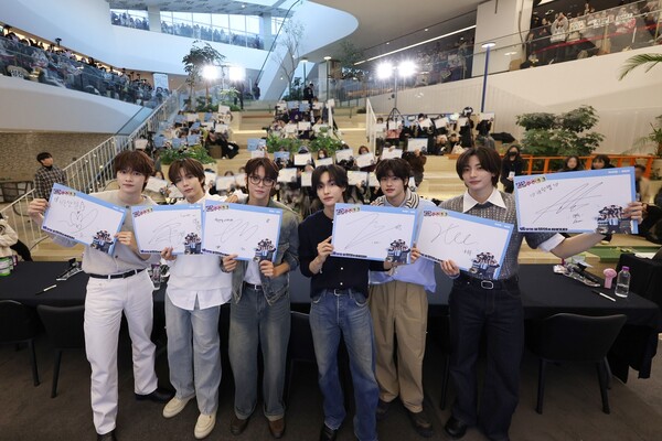 ▲공개 팬사인회에 참석한 박카스맛 젤리 모델 그룹 라이즈 멤버들. ⓒ동아제약