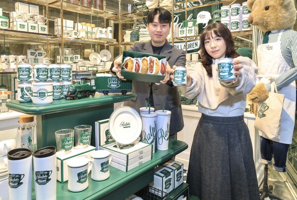 ▲랄프스 커피 팝업에서 관련 상품을 소개하는 모습. ⓒ현대백화점그룹