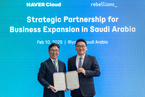 ▲(왼쪽부터) 김유원 네이버클라우드 대표, 박성현 리벨리온 대표가 사우디 소버린 AI 구축을 위한 업무협약 체결 후 기념촬영을 하고 있다. ⓒ네이버클라우드