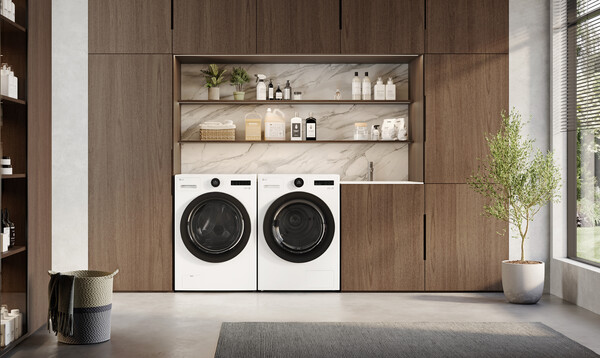 ▲LG전자 히트펌프 건조기(사진 오른쪽. 모델명: DLHC5502)가 세탁기와 병렬로 설치된 모습. ⓒLG전자