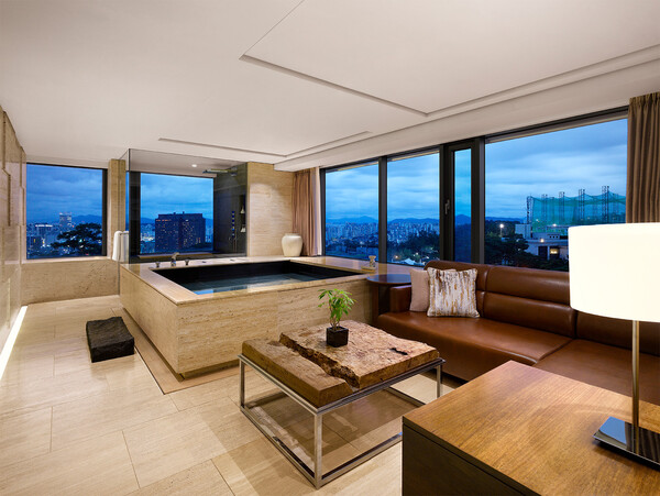 ▲CJ온스타일 럭셔리 숙박권 모바일 라방 ‘럭셔리체크인’에서 13일  선보이는 ‘반얀트리 프리미어 풀 스위트’ 객실 이미지. ⓒCJ온스타일