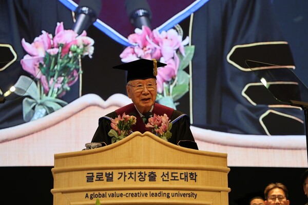 ▲이중근 부영그룹 회장이 14일 카이스트 학위수여식에서 명예박사 학위를 받았다. ⓒ부영그룹