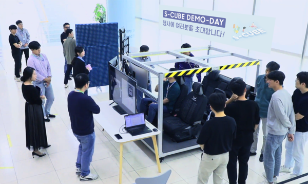 ▲삼성전기 직원들이 스타트업 데모데이 행사를 관람하고 있다. ⓒ삼성전기