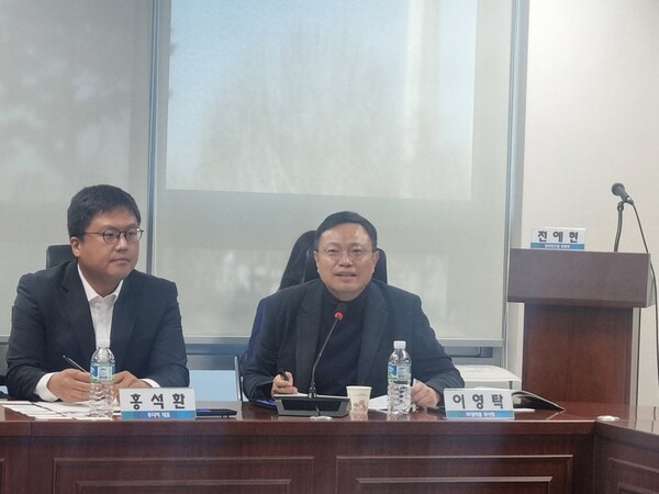 ▲이영탁 SK텔레콤 부사장(오른쪽)이 17일 국회의원회관에서 발표하고 있다. ⓒ문재호 기자