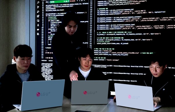 ▲사진은 LG유플러스 임직원이 모의해킹 진행 상황에 대한 정보를 공유하고 있는 모습.ⓒLG유플러스