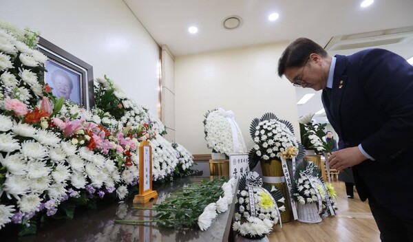 ▲우원식 국회의장이 고 길원옥 할머니 영정에 묵념하고 있다. ⓒ국회