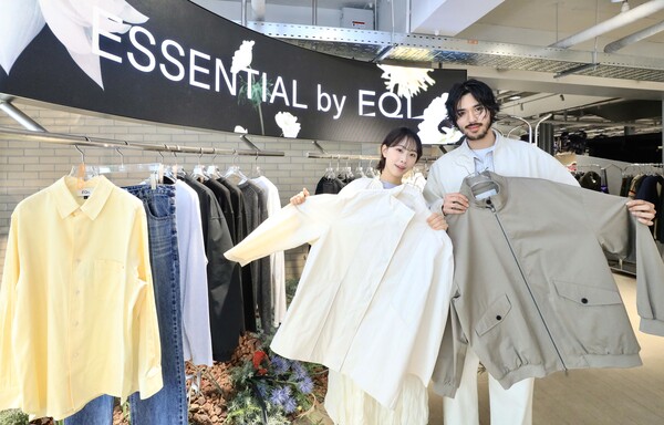 ▲서울 성동구에 위치한 한섬 자체 편집숍 EQL GROVE 매장에서 에센셜바이이큐엘 신제품을 소개하는 모습. ⓒ현대백화점그룹