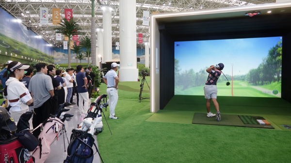 ▲지난해 9월 13일부터 15일까지 중국 텐진 시티골프에서 열린 2024 골프존 시티골프 차이나 오픈에서 갤러리들이 스크린부스에서 티샷을 하는 선수를 바라보고 있다. ⓒ골프존