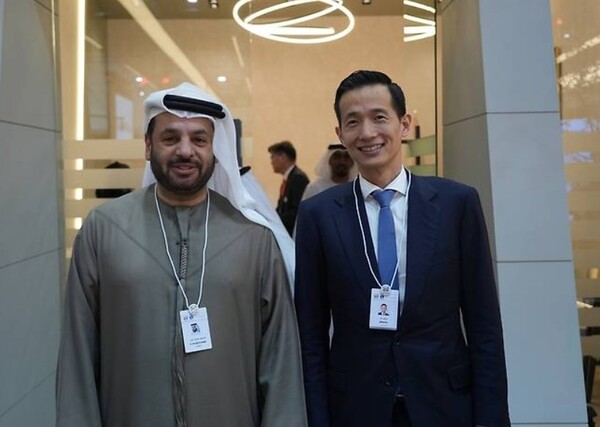 ▲김동관 한화그룹 부회장이 중동 최대 방산 전시회 아이덱스(IDEX) 2025에 참석해 아랍에미리트(UAE) 대표 방산기업 엣지(EDGE) 그룹의 파이살 알 반나이 최고경영책임자(CEO)를 면담을 가졌다.  ⓒ 한화에어로스페이스