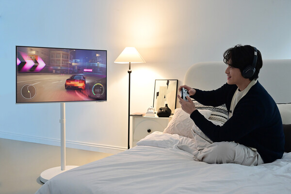 ▲삼성전자 모델이 별도의 기기없이 인터넷만 연결되면 모니터에서 OTT와 같은 다양한 콘텐츠를 즐길 수 있는 삼성전자 스마트 모니터에 무빙스탠드를 결합한 무빙스타일을 체험하고 있다. ⓒ삼성전자