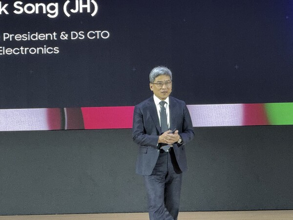 ▲19일 서울 코엑스에서 열린 '세미콘 코리아 2025'에서 송재혁 삼성전자 최고기술책임자(CTO)가 기조연설을 하고 있다. ⓒ윤서연 기자