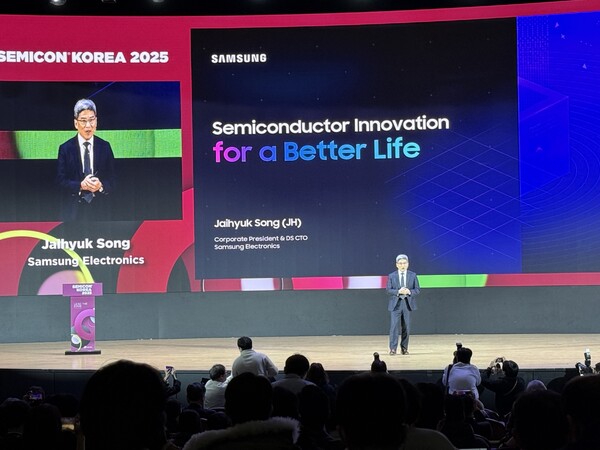 ▲19일 서울 코엑스에서 열린 '세미콘 코리아 2025'에서 송재혁 삼성전자 최고기술책임자(CTO)가 기조연설을 하고 있다. ⓒ윤서연 기자
