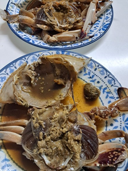 ▲현대 홈쇼핑에서 판매한 간장게자. 게장 딱지를 떼고 속을 살펴보니 썩은 것으로 보이는 게 알 등이 시커멓게 변질돼 있었다. ⓒ제보