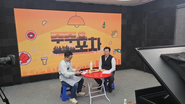 ▲사진은 '주주포차'에 출연한 원강수 강원도 원주시장(오른쪽)이 촬영을 하고 있는 모습ⓒLG헬로비전