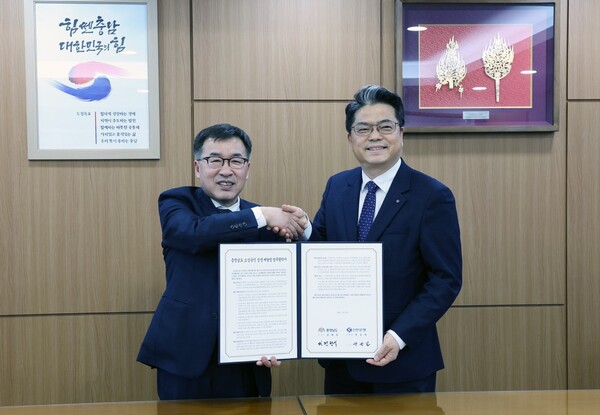 ▲지난 19일 충청남도 홍성군 충청남도청에서 진행된 신한은행-충청남도 공공배달앱 서비스 운영 위한 업무협약식. ⓒ신한은행