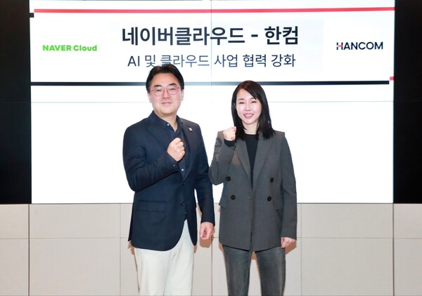 ▲김연수 한컴 대표(오른쪽)와 임태건 네이버클라우드 전무(왼쪽)가 전략적 협력을 논의한 자리에서 기념촬영을 하고 있다. ⓒ한글과컴퓨터