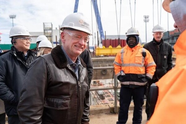 ▲마크 켈리 애리조나주 상원의원이 필리 조선소에 방문했다. ⓒ켈리 상원의원 홈페이지 캡처