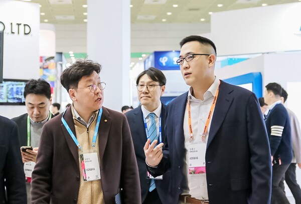 ▲김동선 미래비전총괄 부사장이 부스 곳곳을 돌며 기술 현황을 점검하고 있다. ⓒ한화세미텍