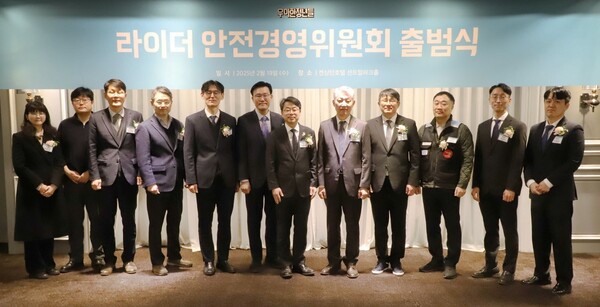 ▲‘라이더 안전경영위원회’ 출범식에서 단체 기념 촬영하는 모습. ⓒ우아한청년들