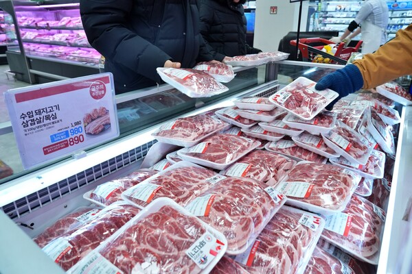 ▲롯데마트 의왕점 축산 코너에서 수입 삼겹살을 구매하는 고객들 모습. ⓒ롯데쇼핑