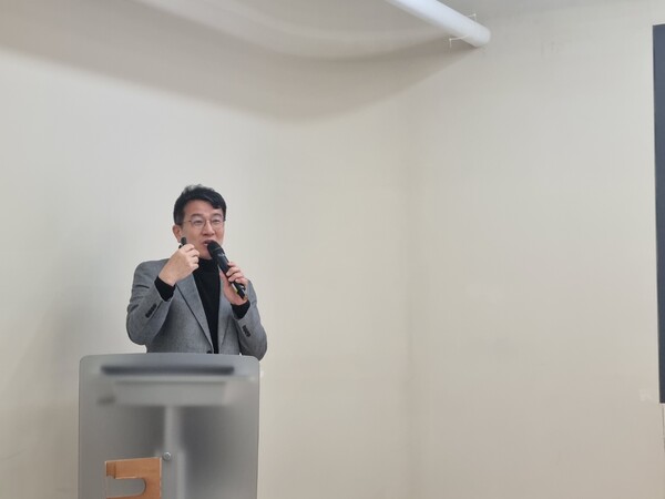 ▲신민수 교수 '국내 인터넷망 무임승차 방지 필요성'을 주제로 발표하고 있다. ⓒ문재호 기자