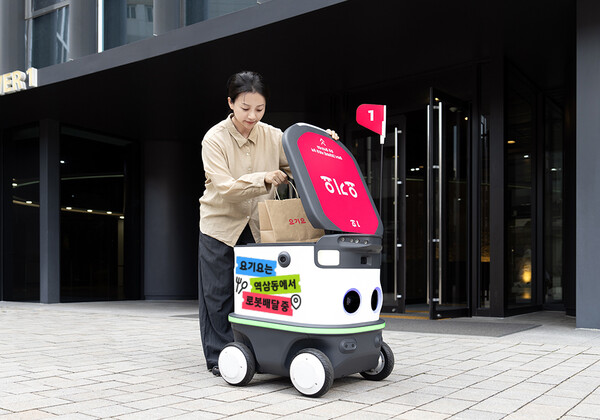▲뉴빌리티와 함께한 로봇배달 서비스 시연. ⓒ요기요