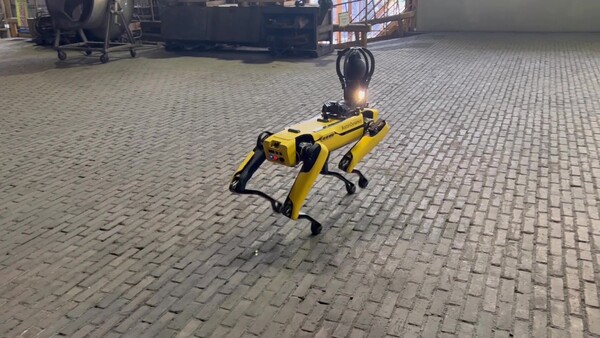 ▲4족 보행 로봇이 광양제철소 1고로에서 설비를 자율점검하고 있다. ⓒ포스코