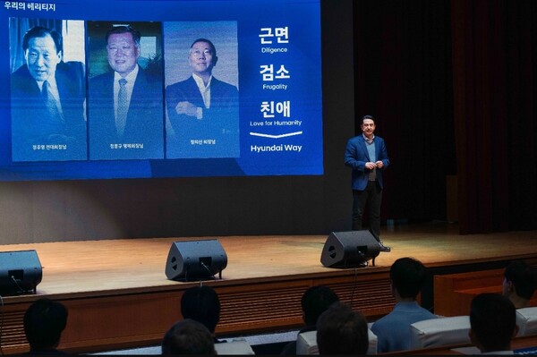 ▲호세 무뇨스 현대자동차 사장이 타운홀 미팅에서 메시지를 전달하고 있다. ⓒ현대차