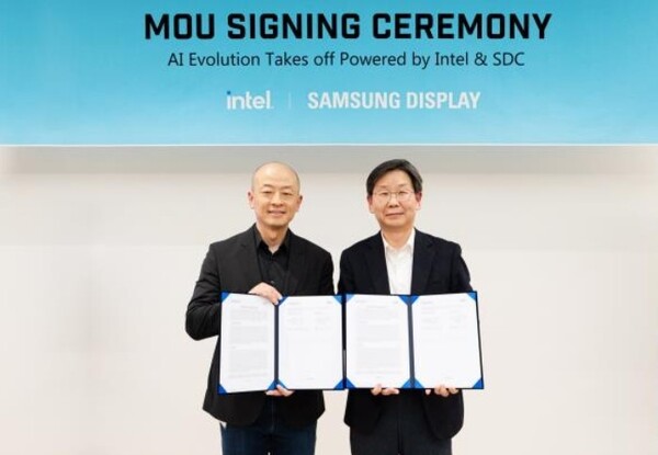 ▲이호중 삼성디스플레이 중소형 상품기획팀장(오른쪽)과 데이비드 펭 인텔 클라이언트 컴퓨팅 그룹 클라이언트 세그먼트 총괄이 삼성디스플레이 SDR에서 열린 인텔과의 업무협약(MOU) 체결식에서 사진을 찍고 있다.ⓒ삼성디스플레이