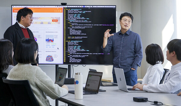 ▲신정규 래블업 대표와 임직원이 MWC 2025 전시 참가 준비를 위해 회의를 하고 있는 모습.ⓒSK텔레콤