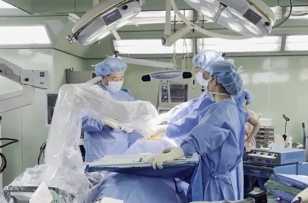 ▲전형준 광명21세기 병원장이 로봇을 활용해 수술하는 모습. ⓒ엘앤케이바이오메드