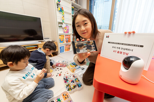 ▲ ‘KT홈캠 안심’을 사용하고 있는 가족이 소개하는 모습ⓒKT