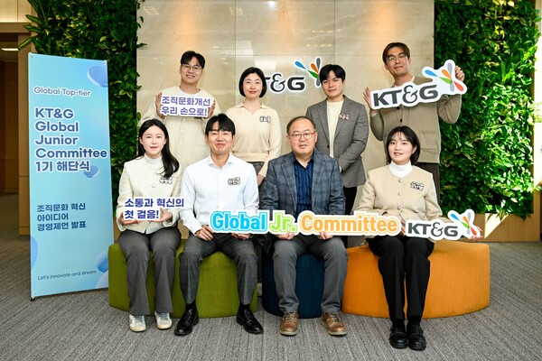 ▲ KT&G 2030 협의체인 ‘글로벌 주니어 커미티’가 지난 21일 KT&G 서울본사에서 경영진에게 조직문화 혁신 방안을 제언하고 해단식을 진행했다. 사진은 이상학 KT&G 수석부사장(총괄부문장, 앞줄 오른쪽에서 두번째)과 글로벌 주니어 커미티 구성원들이 함께 기념사진을 촬영하는 모습. ⓒKT&G