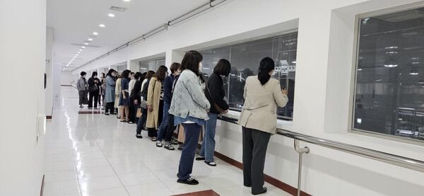 ▲풀무원 공장견학 프로그램에 참가한 고객들이 공장견학 담당자의 안내를 들으며 음성 두부공장의 시설을 보고 있다. ⓒ풀무원